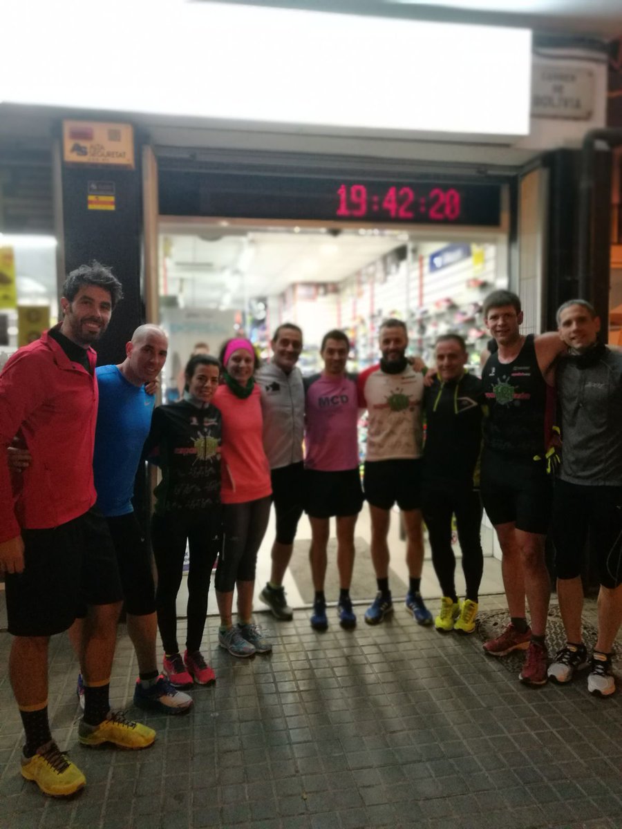 esportissim's tweet photo. Darrer entrenament per la @mitjabarcelona des d'#esportíssim amb els amics d' @esporTRIssim #running #esportrissim #entrenament #barcelona #running #running https://t.co/RhdZAm4usH