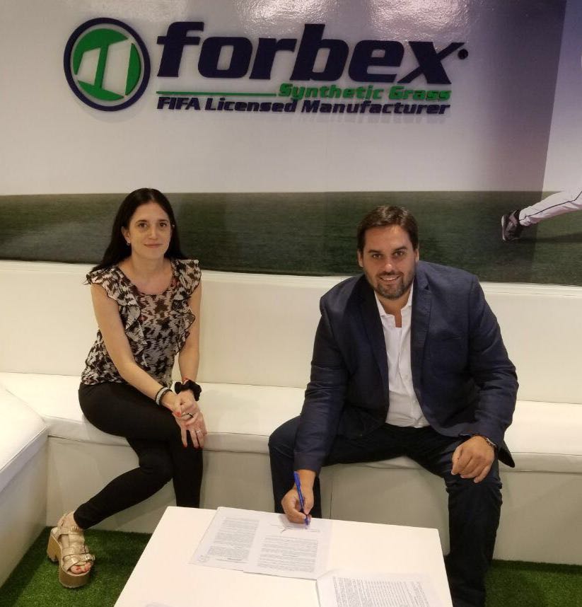 Estandarte_Trip's tweet photo. #CGE 🏑 | Andrés Scabuzzo, dirigente de la disciplina, firmó el contrato con la empresa #Forbex, quien estará a cargo de la alfombra para la cancha de Las Lobizonas en el Bosquecito.
#ADejarLaHuella https://t.co/krvcAGbl1s