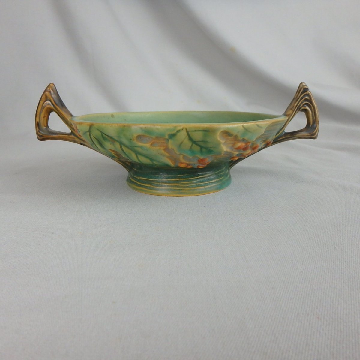 ApplegateAntiqu's tweet photo. #RosevillePottery #Bushberry Handled #Bowl in #green offered in my shop on eBay @  https://t.co/taTYgmi00n
 #Roseville #ArtPottery https://t.co/KGtdmuy557