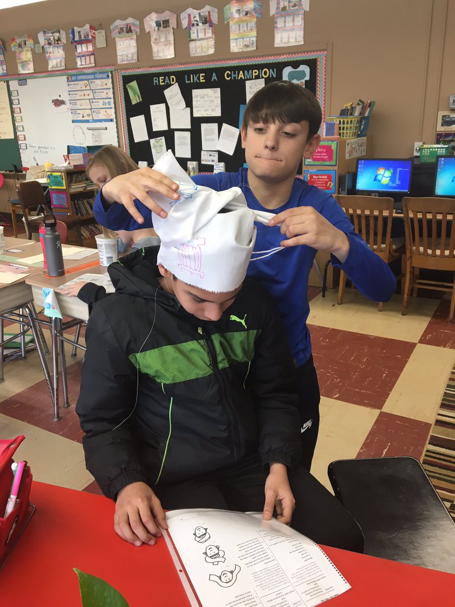 BalentWendy's tweet photo. Black history lesson on making an African gele. @SayenLions @WeAreHTSD https://t.co/ykP51V6eTU