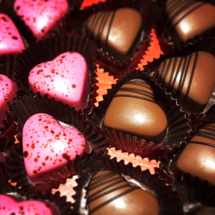 NofoPig's tweet photo. Have you checked out our delicious selection of #chocolates? We'll help you impress your lover for #valentines with a box of individual pieces! 
Mix and match with 2 to 20 or more chocolates https://t.co/g9ooUCf6V9