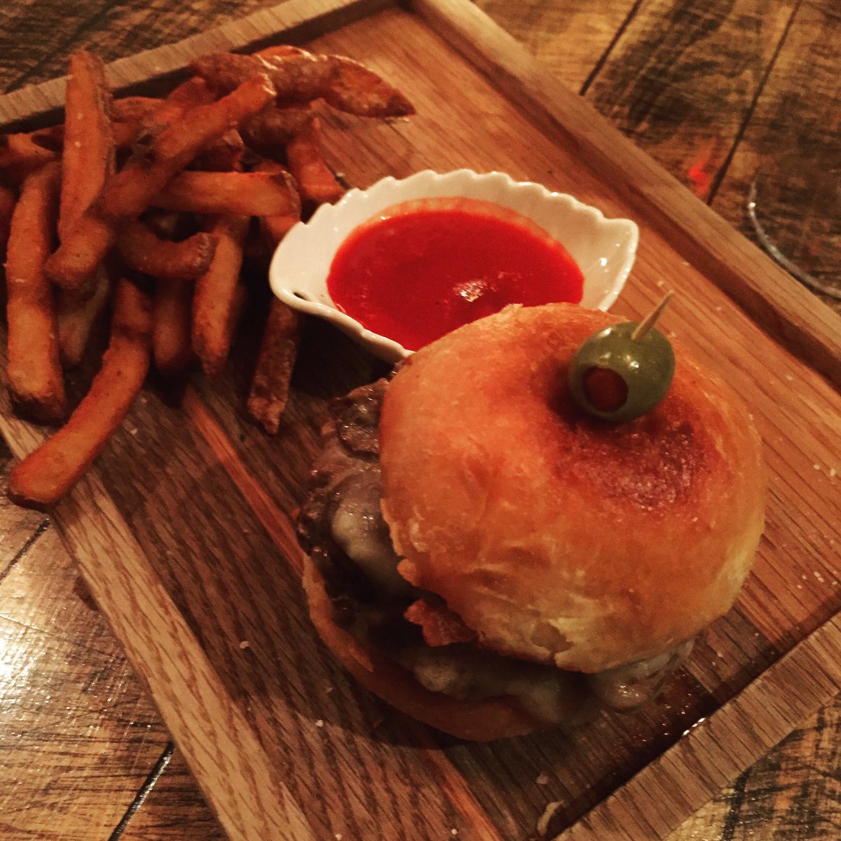 Tavolaonwater's tweet photo. Burger, fries and a pint - welcome Friday. https://t.co/boQNT3fTFE