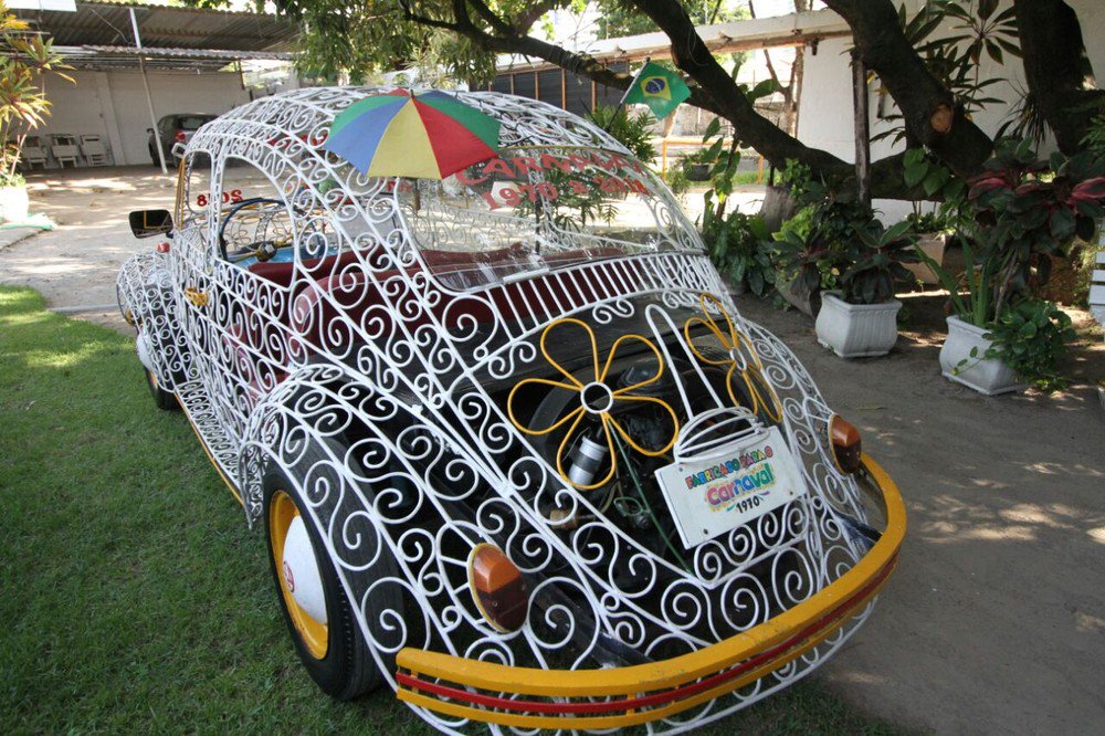 g1's tweet photo. Fusca feito de grades faz sucesso em prévias e blocos do carnaval do Recife https://t.co/9pS6Q8S7E9 #globeleza #G1 https://t.co/mp3iMh8dUf