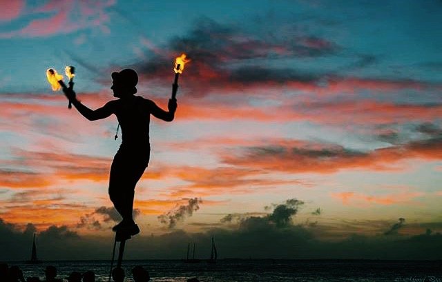 MallorySquareKW's tweet image. Lighting up the sky 🔥 
Tag someone you'd like to watch our #sunsetcelebration performers with! 

📷: @muriel.poos