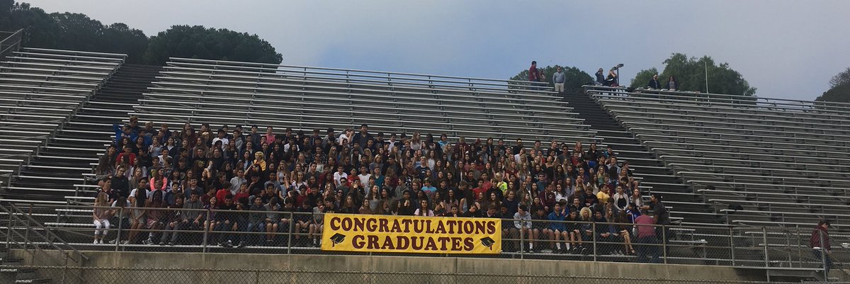 CarolPinel1's tweet photo. 8th grade panoramic picture today , time is flying !!❤️💛 https://t.co/xwEEu8piZC