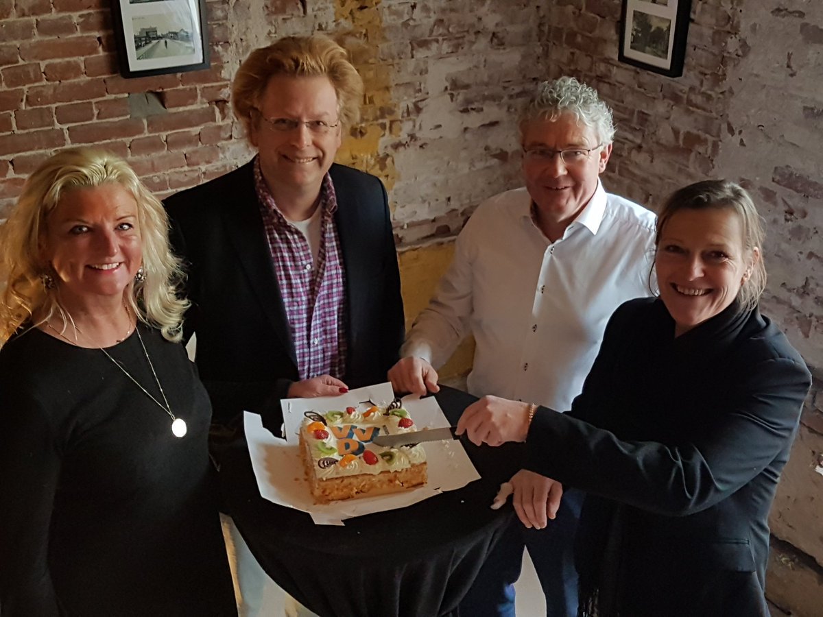 VVD Bergen nh zet eigenaren stationsgebouw Egmond aan Zee in zonnetje. Dank fam. Koster voor jullie bijdrage aan historisch erfgoed <a href="/Hist_Egmond/">Historisch Egmond</a> <a href="/vvvegmond/">VVV Egmond</a> @gemeentebergen #fpub