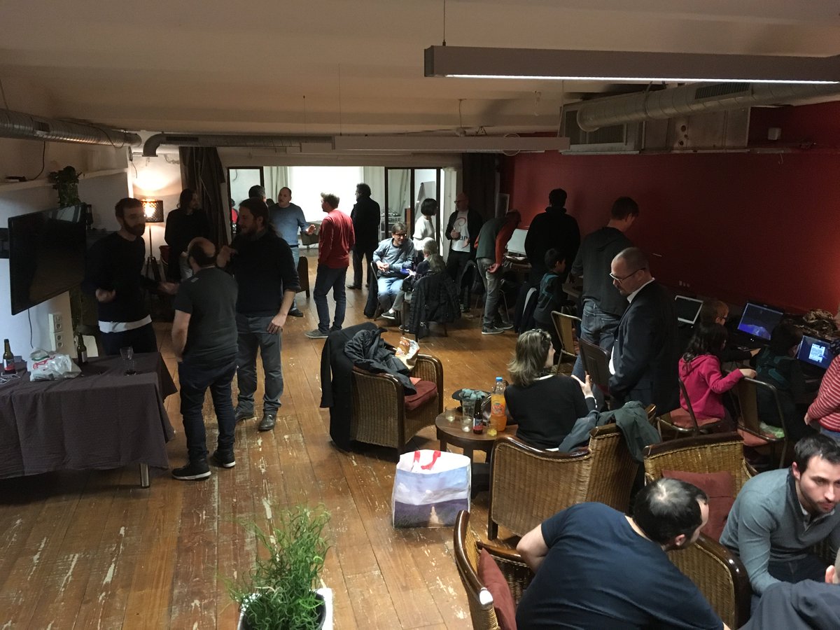 plugfr's tweet photo. Affluence record ce soir à @laboate : 62 personnes sont venues discuter de Python, Minecraft, logiciel libre… pour la soirée du @plugfr @hackinprovence et #afpyro. https://t.co/e5ryWUtC3z