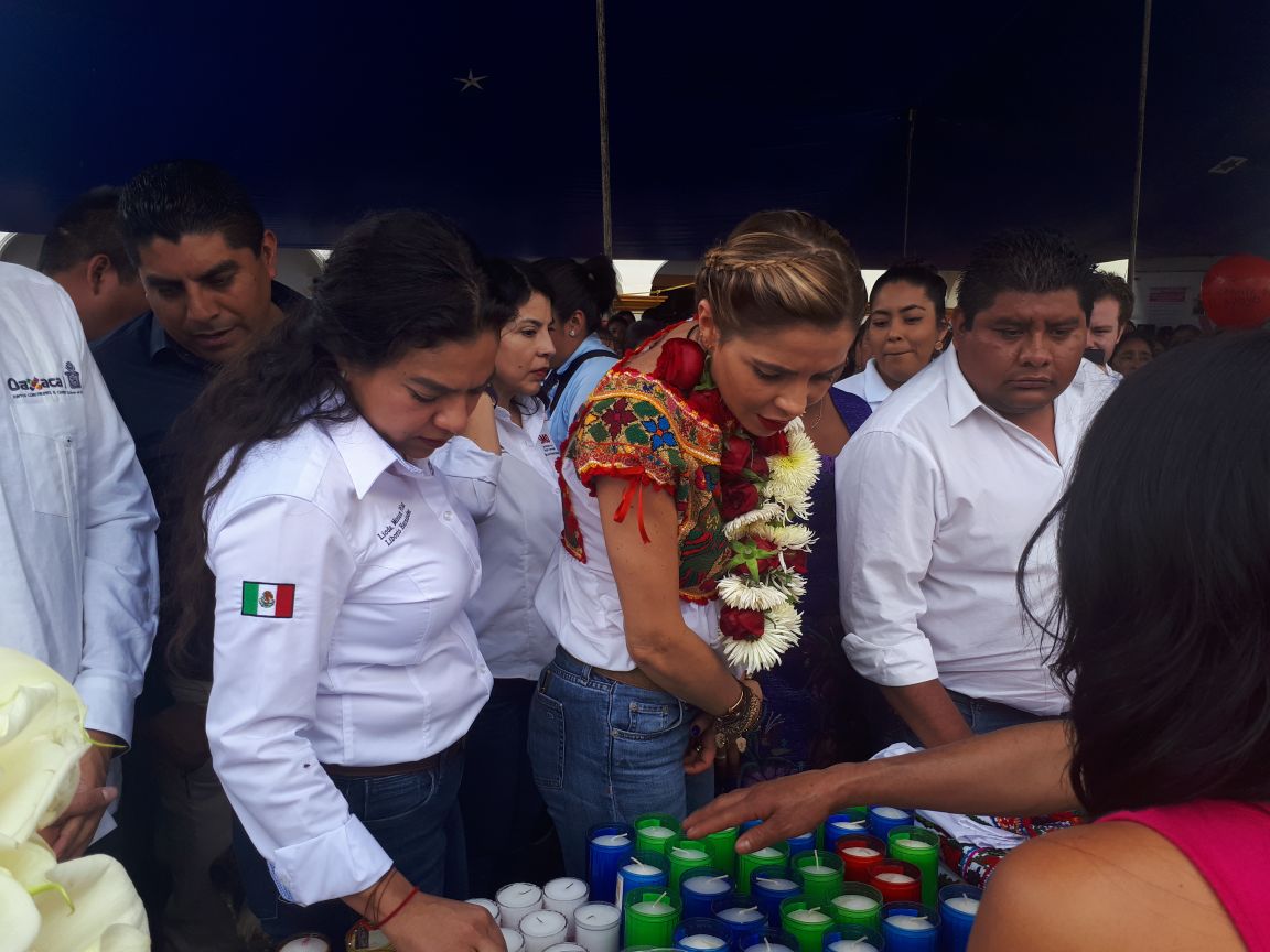 MiriamPLiborioH's tweet photo. En Sta Catarina Juquila, acompaño a la Sra. @IvetteMurat en la gira #Juntos #EnFamiliaSiPodemos en donde @CDI_mx participa con Stands de artesanías y productos regionales. @alejandromurat @anavasquezc @JorgeZarateMed @Edgardo_Aguilar @ClaudiaSilFe @pacoangelm @CECUDE_GobOax https://t.co/57qVk7m5IC