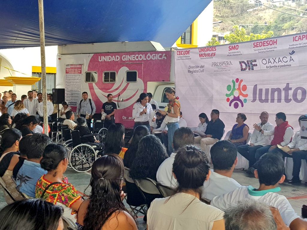 MiriamPLiborioH's tweet photo. En Sta Catarina Juquila, acompaño a la Sra. @IvetteMurat en la gira #Juntos #EnFamiliaSiPodemos en donde @CDI_mx participa con Stands de artesanías y productos regionales. @alejandromurat @anavasquezc @JorgeZarateMed @Edgardo_Aguilar @ClaudiaSilFe @pacoangelm @CECUDE_GobOax https://t.co/57qVk7m5IC