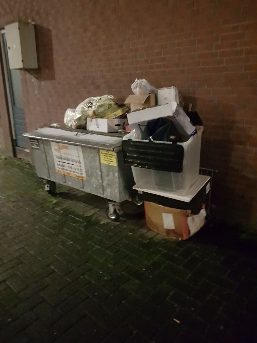 woutshov's tweet photo. @gemeentewoerden Bij flat molenvlietbrink waar de fietsenmaker zit is het net een vuilnisbelt. https://t.co/FFfRRzUr5w