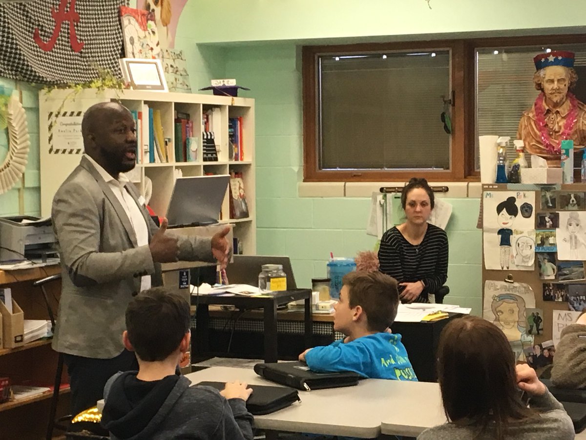 TuscMagnet's tweet image. @Andre_Denham teaching 7th grade non-linear interactive storytelling using Twine/code! #TCSLearns #TCSTech