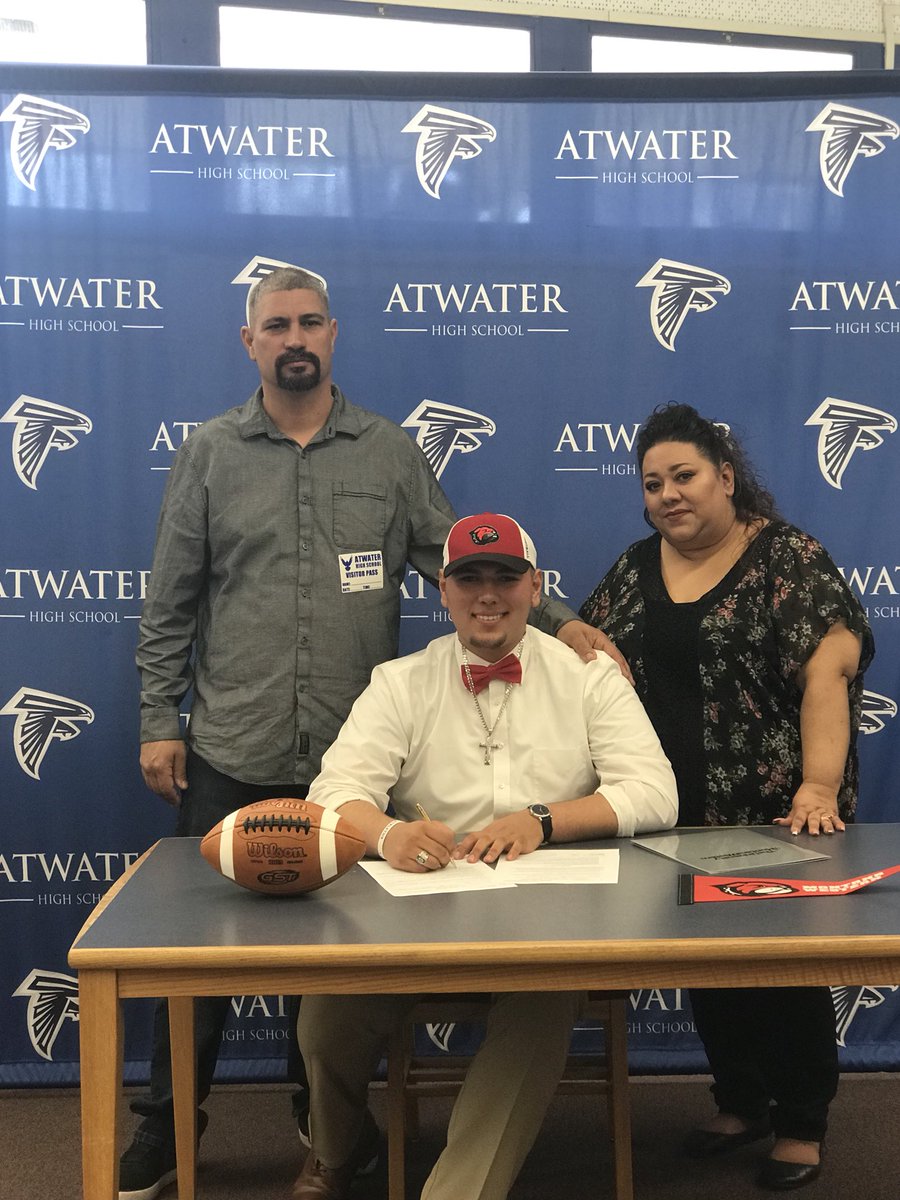 _jj_72's tweet photo. Happiest day of my life! Thank you for everyone who showed up and made this special day possible! Officially a @UMWFootball #GoDawgs #ForeverBlue https://t.co/SMQ3iINzZ6