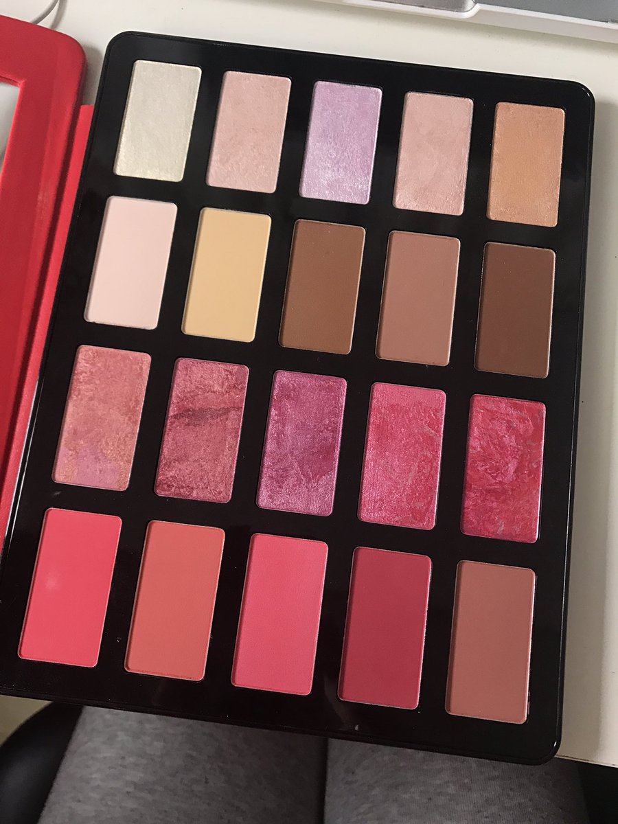 sophdoeslife's tweet photo. If anyone wants this, retweet and I'll pick someone at random- I have used two of the highlighters once but all the other shades haven't been used 💖 the back of the packaging is a bit scratched from being in my drawer but the inside is fine! 😊 https://t.co/yyiFdUNB3z