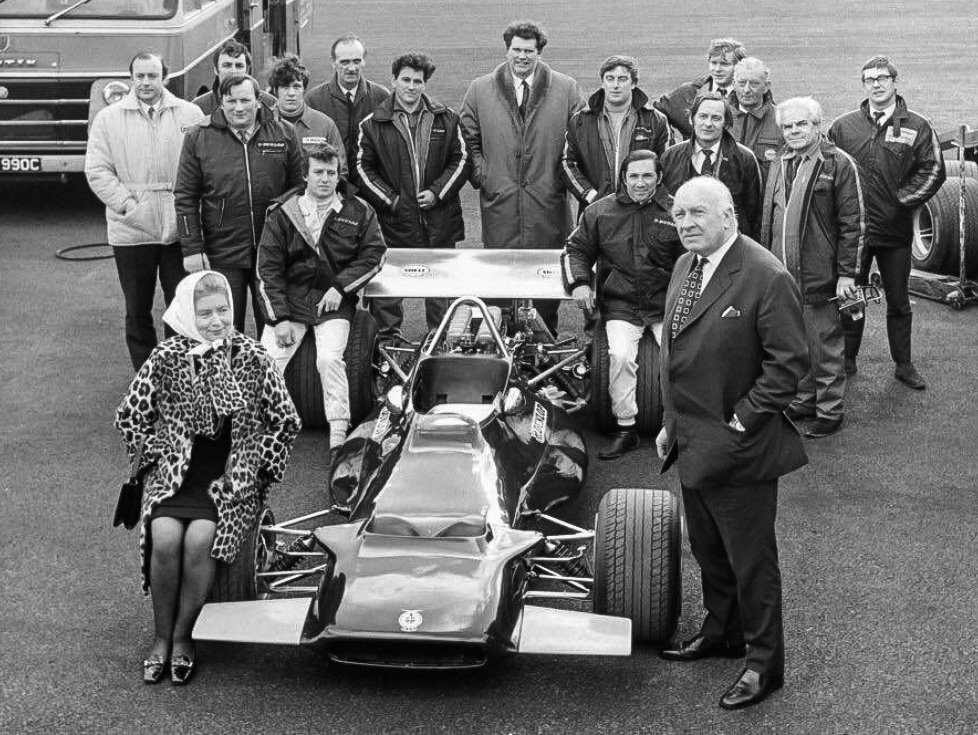 Stuart_Dent's tweet photo. No-frills GP launches of the 1970s, part 85: the BRM P153 in early 1970, with almost the entire team present… 😍
🇬🇧 #F1 #TonyRudd #AlanChallis #TimParnell #JackieOliver #PedroRodriguez #TheStanleys https://t.co/17ia1PJRcB