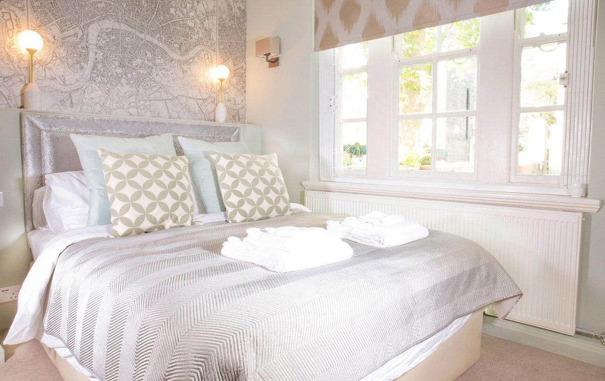 LondonPerfectAp's tweet photo. The Gordon apartment in Kensington is one of our newest additions, and already our guests are raving about it. The bright and stylish decor, along with all the comforts of home, will ensure your stay is London Perfect!
#vacationrental #visitlondon 
https://t.co/sybwJikofC https://t.co/RFTjfgQcYh