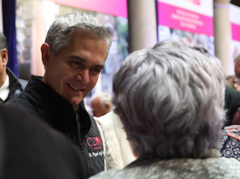 ManceraMiguelMX's tweet photo. El día de hoy entregamos un monto de 26 mdp en créditos para que viviendas unifamiliares y edificios dañados tras el sismo puedan ser reparados #mm https://t.co/cl9bEPYvlT