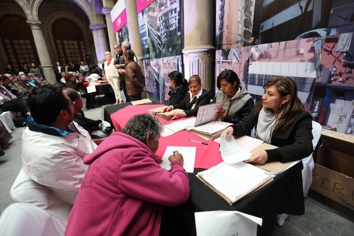 ManceraMiguelMX's tweet photo. El día de hoy entregamos un monto de 26 mdp en créditos para que viviendas unifamiliares y edificios dañados tras el sismo puedan ser reparados #mm https://t.co/cl9bEPYvlT