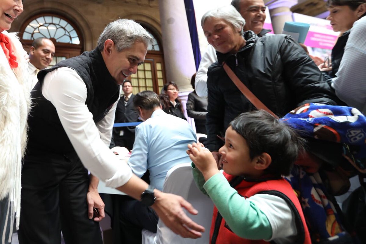 ManceraMiguelMX's tweet photo. El día de hoy entregamos un monto de 26 mdp en créditos para que viviendas unifamiliares y edificios dañados tras el sismo puedan ser reparados #mm https://t.co/cl9bEPYvlT