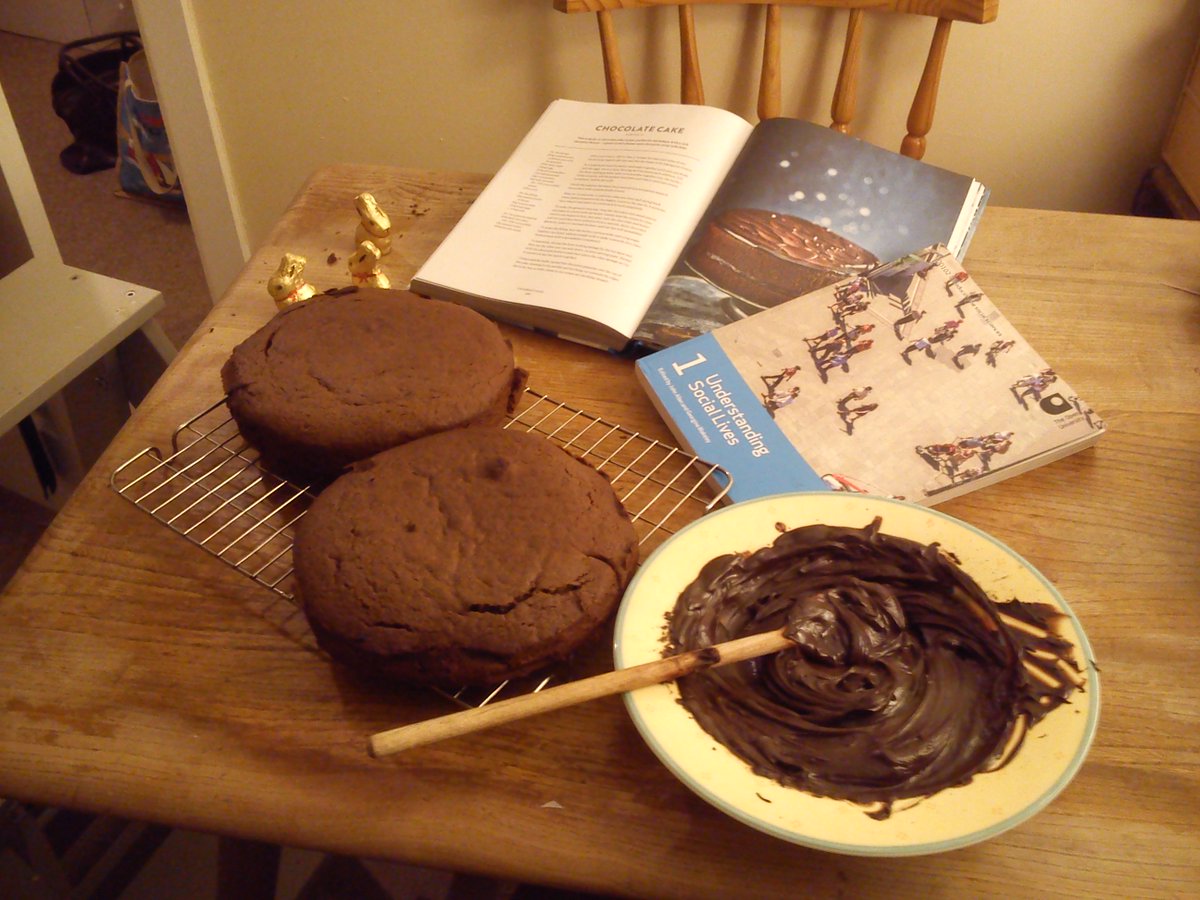 ANLecturer's tweet photo. Last minute preparations for tomorrow's tutorial well underway. On our asynchronous forum, the students have requested chocolate cake ππ ... and advice on referencing.
(OK, I made that last bit up π)
#DD102 #BakingMethod @OUstudents @OpenUniversity https://t.co/f6yyTsoaxo