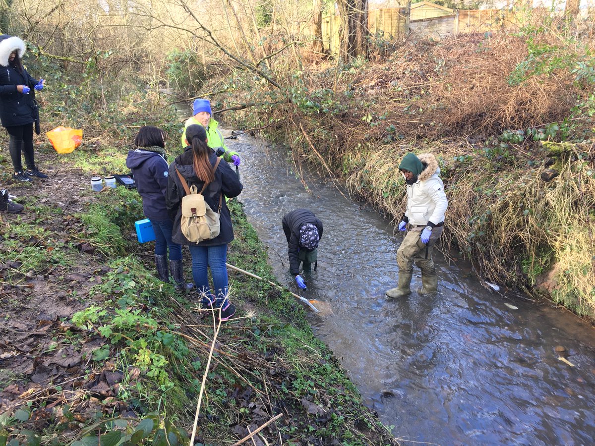 Our SHE students on a field trip for Chem/Bio Incident Management- water quality testing #skills #environmentalhealth #waterquality #UOB <a href="/GeogBham/">Geography Birmingham</a> <a href="/news_ub/">UniBirmingham News</a>