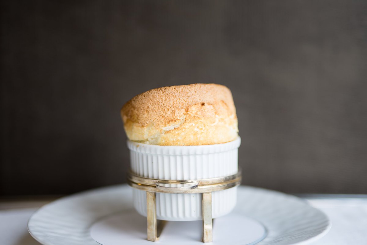 cmanzanoalonso's tweet photo. Menu déjeuner en #Le39V de @FredericVardon. Clasicidad gastronómica bien llevada, gran selección de quesos y postres impecables. El soufflé directamente, para enmarcar.
#Paris https://t.co/Z3kX92fKBx