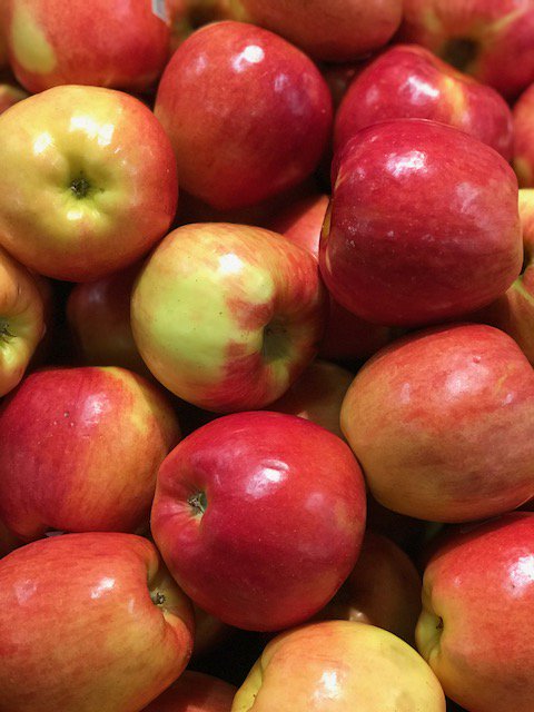 We have Autumn Glory Apples and it's not Autumn! But man are those cinnamon and caramel notes delicious. #FunFactFriday #apples #produce