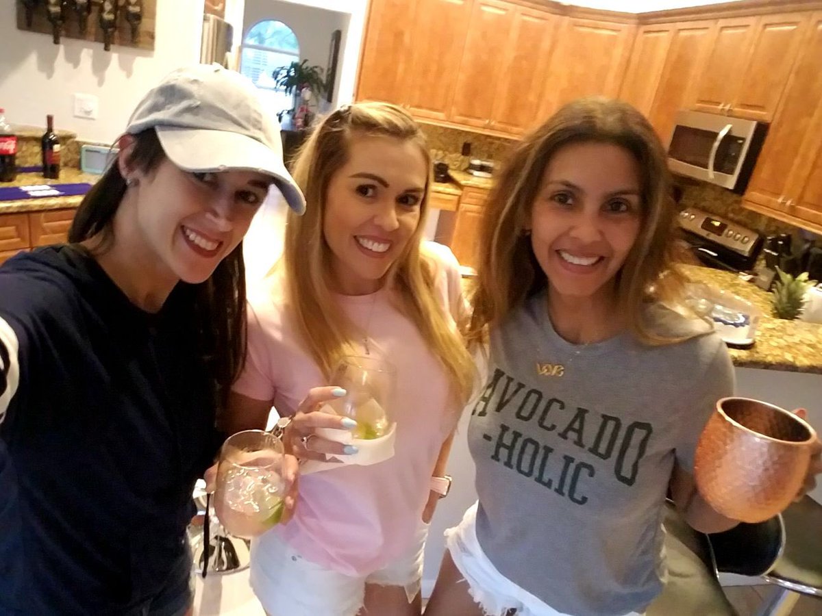 Mayra2809's tweet photo. #latepost #sunday #SuperBowl #Friends https://t.co/THYBanUnUK