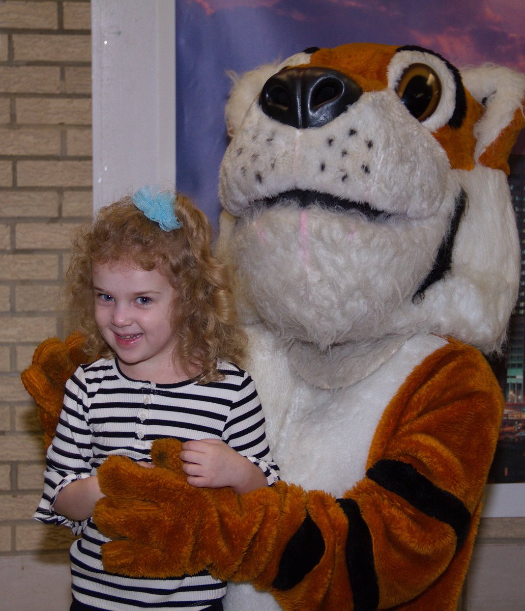 Thanks #CFEVS softball for a wonderful Bingo Night - fun was had by all! <a href="/huntemmie/">Emerson Hunt</a> loved spending time with Mortimer