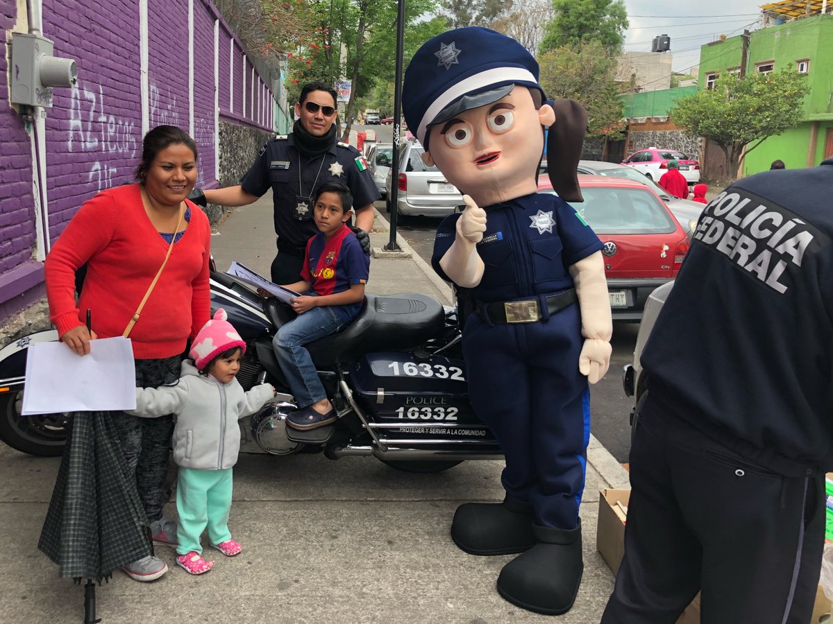 vtorreslanda's tweet photo. #Proximidad de la @CNSeguridadmx  con @PoliciaFedMx  del @CEAC_CNS  con niños de la Escuela Prof. Samuel Delgado I. Mayo,  @SEP_mx en Col. Ajusco, @Del_Coyoacan  Programa: #FomentoalaCultura #DGPDP @MarcoAn40235099 https://t.co/Y6ybMgtwck