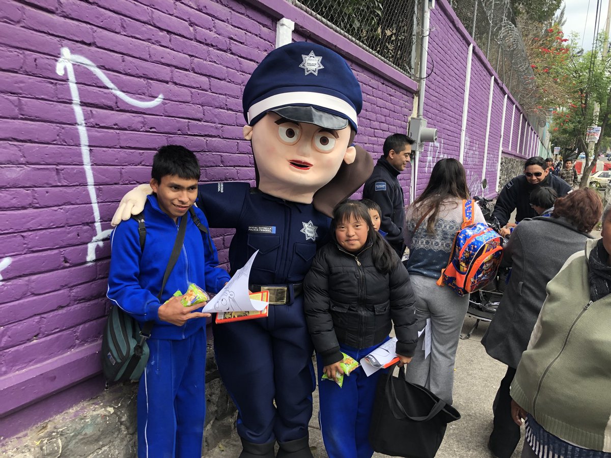 vtorreslanda's tweet photo. #Proximidad de la @CNSeguridadmx  con @PoliciaFedMx  del @CEAC_CNS  con niños de la Escuela Prof. Samuel Delgado I. Mayo,  @SEP_mx en Col. Ajusco, @Del_Coyoacan  Programa: #FomentoalaCultura #DGPDP @MarcoAn40235099 https://t.co/Y6ybMgtwck