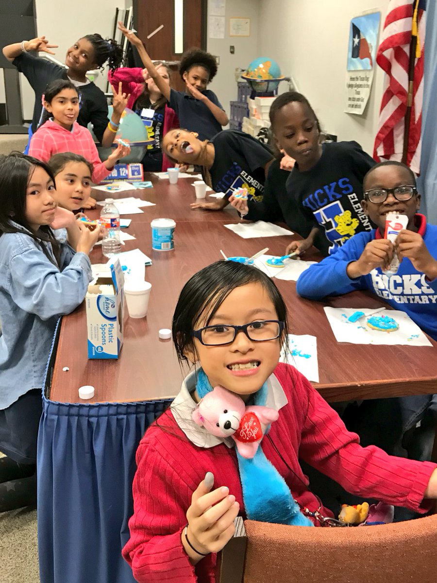 HicksLibrary's tweet photo. BIG 👍 to these kids who #ReadFiveThenDecide to vote for their favorite @TBABooks book! #cookiedecorating #bluepopcorn https://t.co/LE4NK8P4HN