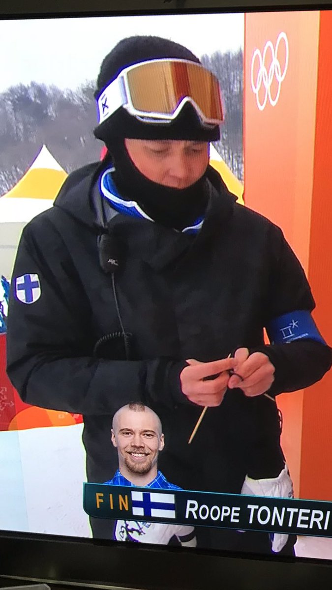 平昌五輪 スノーボードのスタート地点で編み物をコツコツしているコーチがいる 実は恒例行事のようです Togetter