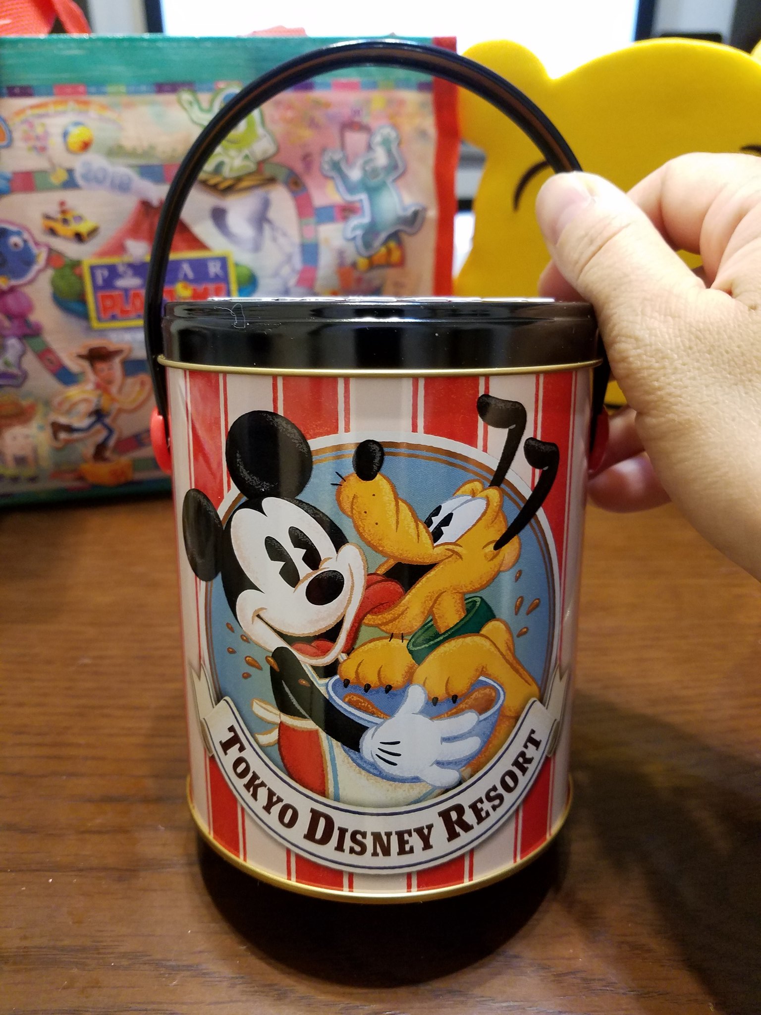 黒にゃんこ ディズニーシーおみやげ ポップコーン バターキャラメル味 レトロなミッキーの缶に入った定番ポップコーン サクサクでしっかりとキャラメルコーティングがされていて これは美味い ふんわりバターが香って あと引く 黒にゃんこ ディズニーシーおみやげ ポップコーン バターキャラメル味 レトロなミッキーの缶に入った定番ポップコーン サクサクでしっかりとキャラメルコーティングがされていて これは美味い ふんわりバターが香って あと引く