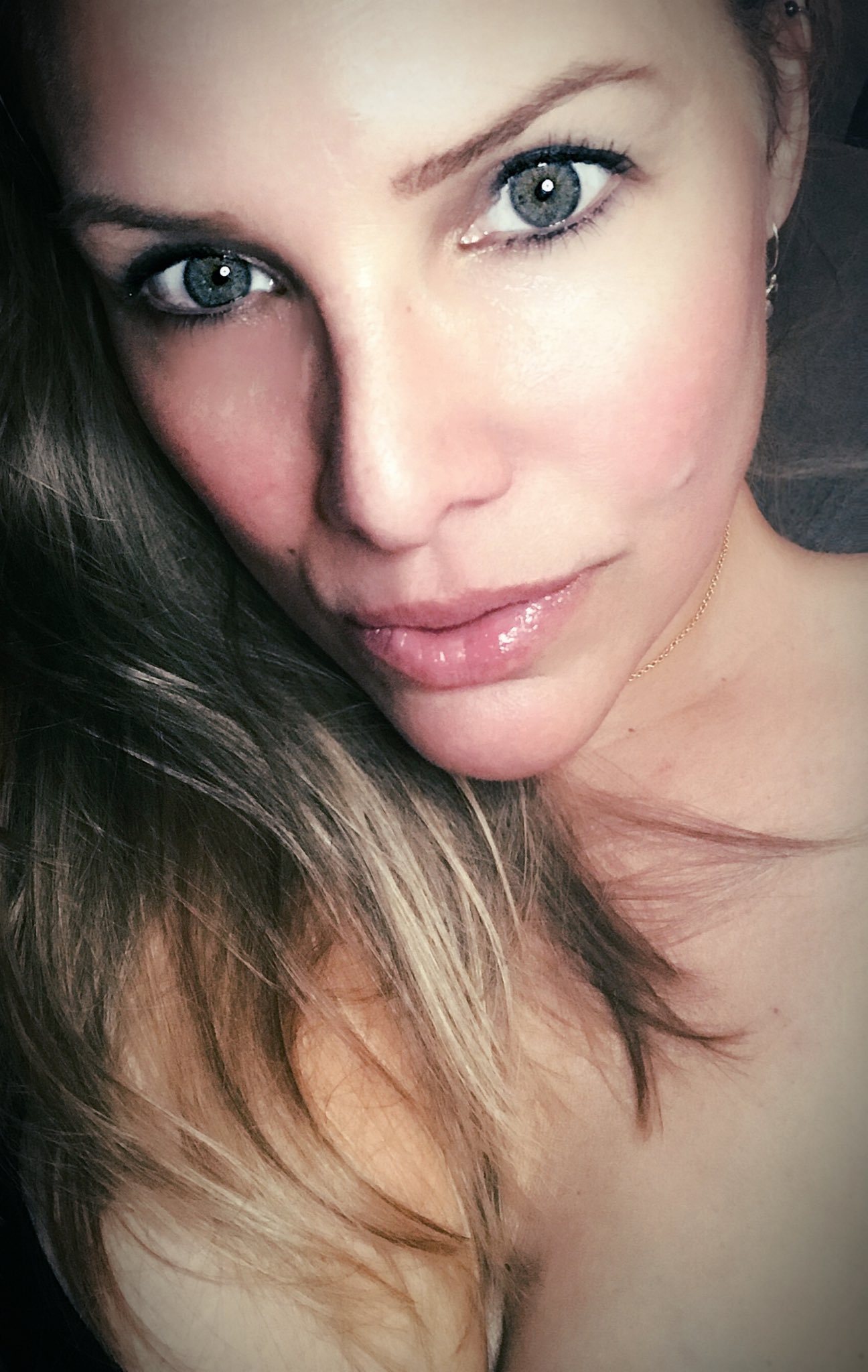 It’s Friday, #JenHeads! 💋 https://t.co/BXjBDpnvNo