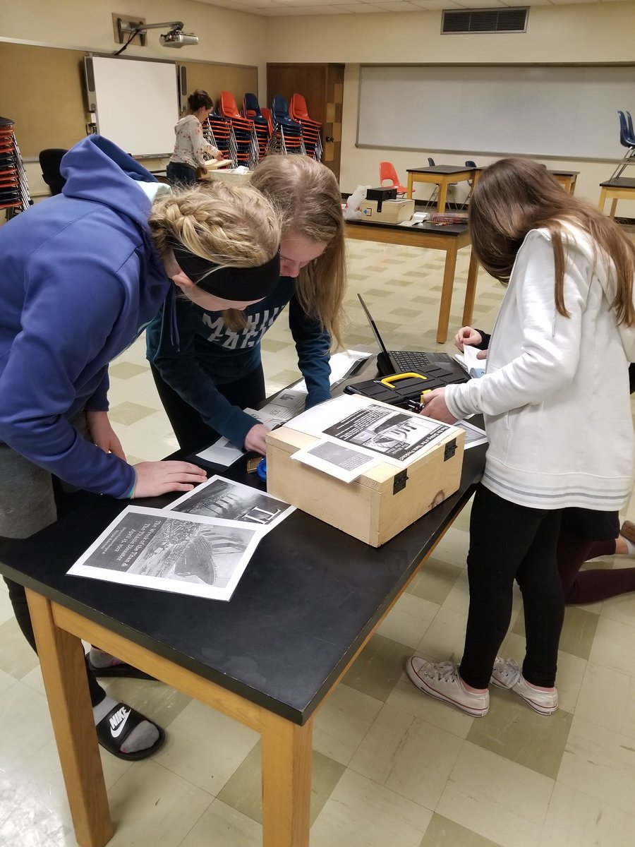 JenniferBano3's tweet photo. Venetian students using logic, collaboration, and resilience as lifesavers to open Titanic breakout boxes today in ELA. @SASD_IV  #sasdnext https://t.co/fGmdKfPrLM