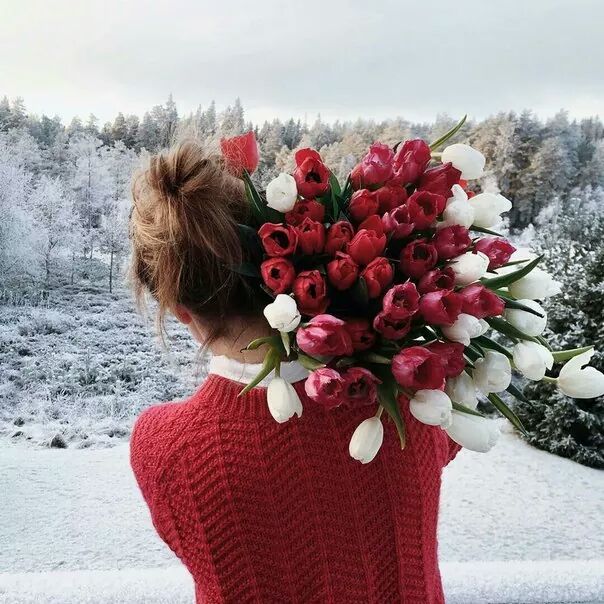 SperkachAnna's tweet photo. — Девушка, чего вам? 
— Весну и огромный букет ��юльпанов. https://t.co/P0qyH5uF7o