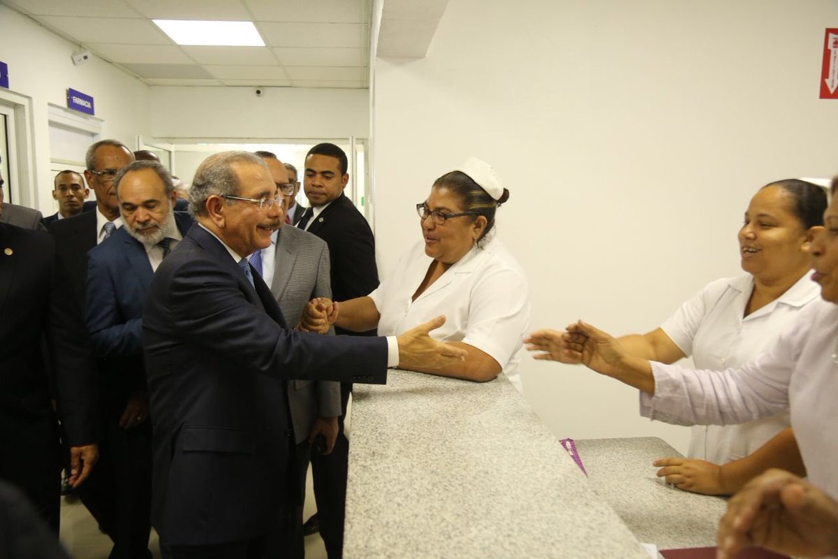 GobiernoDanilo's tweet photo. .@DaniloMedina entrega a Sánchez su remozado hospital. 

Tiene nueve consultorios, hospitalización con 23 camas, dos y una por habitación, emergencia con nebulización, farmacia, triaje, observación y trauma shock. https://t.co/4TRGCGcddp