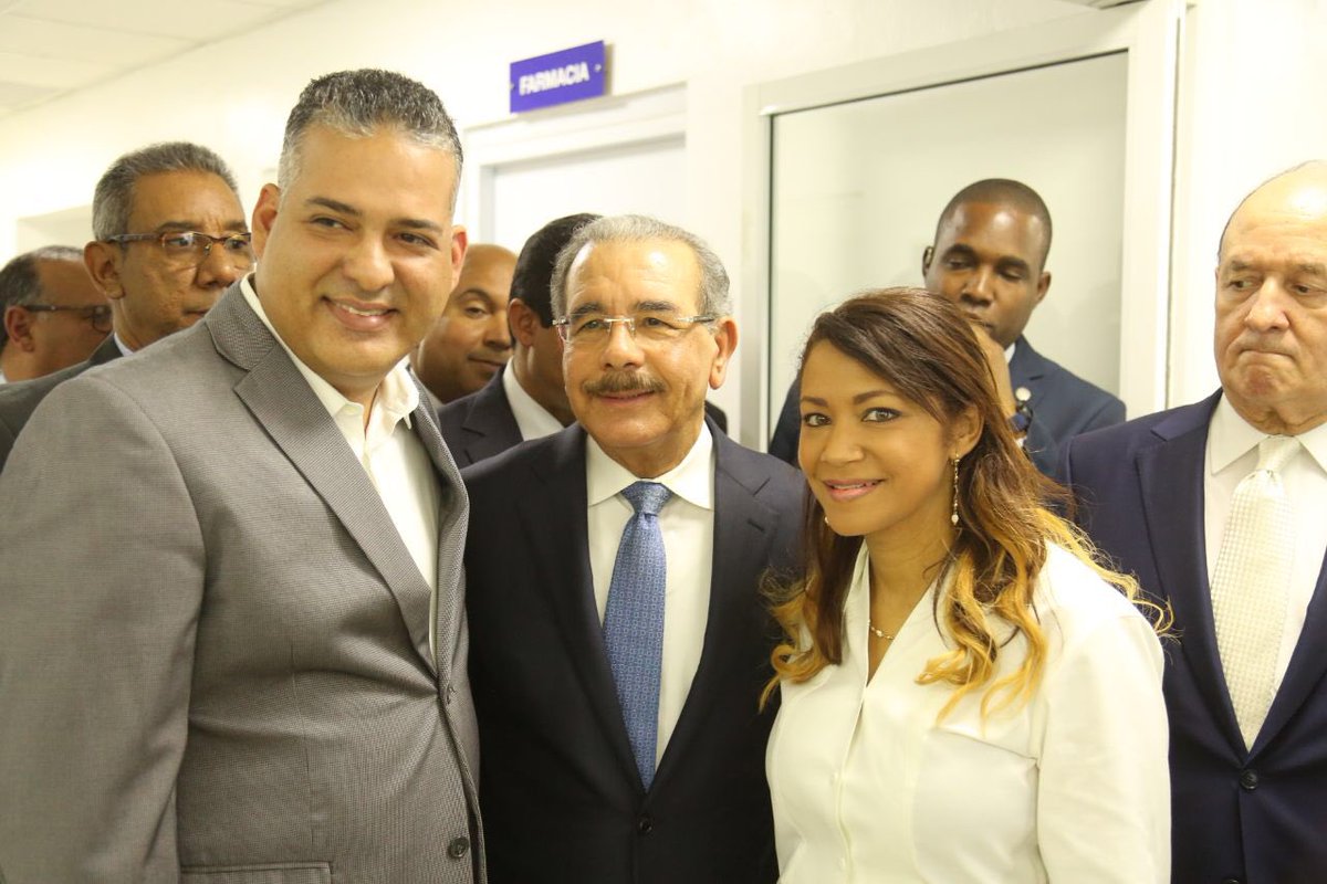 GobiernoDanilo's tweet photo. .@DaniloMedina entrega a Sánchez su remozado hospital. 

Tiene nueve consultorios, hospitalización con 23 camas, dos y una por habitación, emergencia con nebulización, farmacia, triaje, observación y trauma shock. https://t.co/4TRGCGcddp