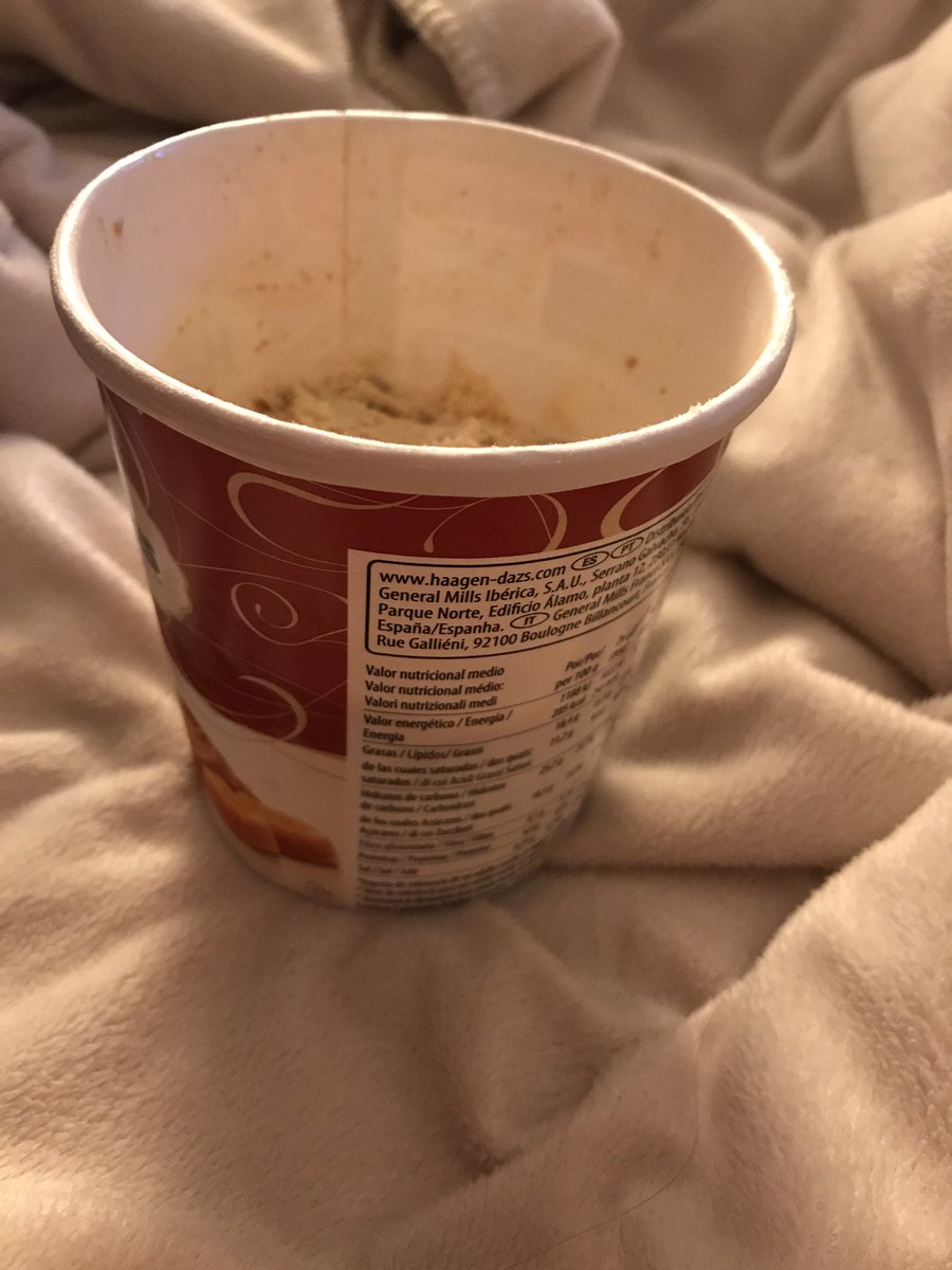 Momonichina's tweet photo. Noi vi possiamo offrire ciò che rimane del gelato che stiamo mangiando mentre vi guardiamo #vinciremigi @welikeduel https://t.co/R3uMS14K3q