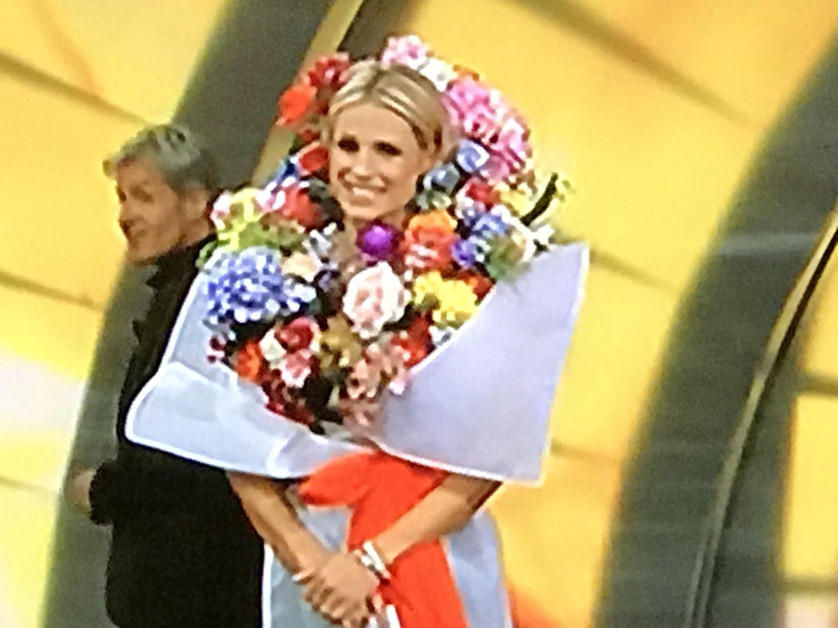 fiOrdivanilla's tweet photo. Qualcuno ha detto fiori?   #Sanremo2018 #hunzicher https://t.co/BKwEcaCOAN
