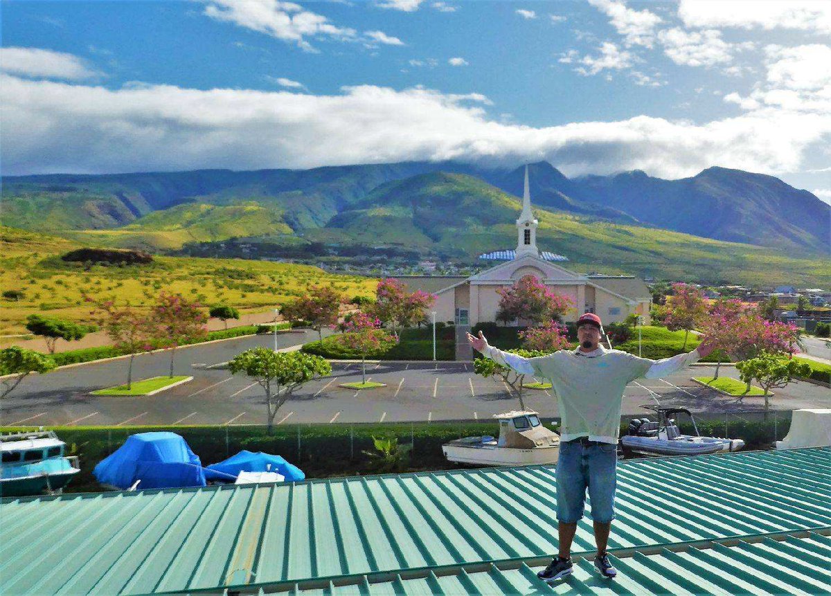 AlohaStorage's tweet image. A beautiful day for roof maintenance on west #Maui in #Lahaina #Hawaii...