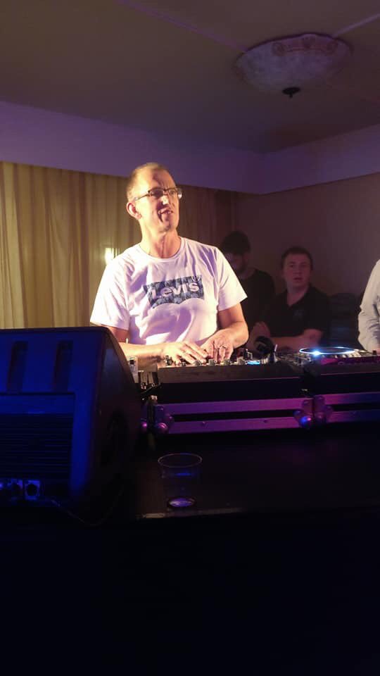 boogiebarBO's tweet photo. Vanavond is onze oud-collega DJ Yvo Flapper na een slopende ziekte ingeslapen. Wij wensen familie en vrienden van Yvo heel veel sterkte toe met dit verlies.😢 https://t.co/KXzlIPlbKA
