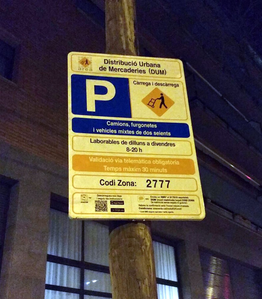 putucorrector's tweet image. Creieu que l'Ajuntament de Madrid --o el de Pozal de las Gallinas-- penjaria un cartell on hi digués "y vehículos mixtas". No, oi? Doncs el @bcn_ajuntament  de Barcelona sí que ho fa. Amics, en català el masculí és "MIXTOS". Tothom es pot equivocar... però vosaltres, no. #Herror