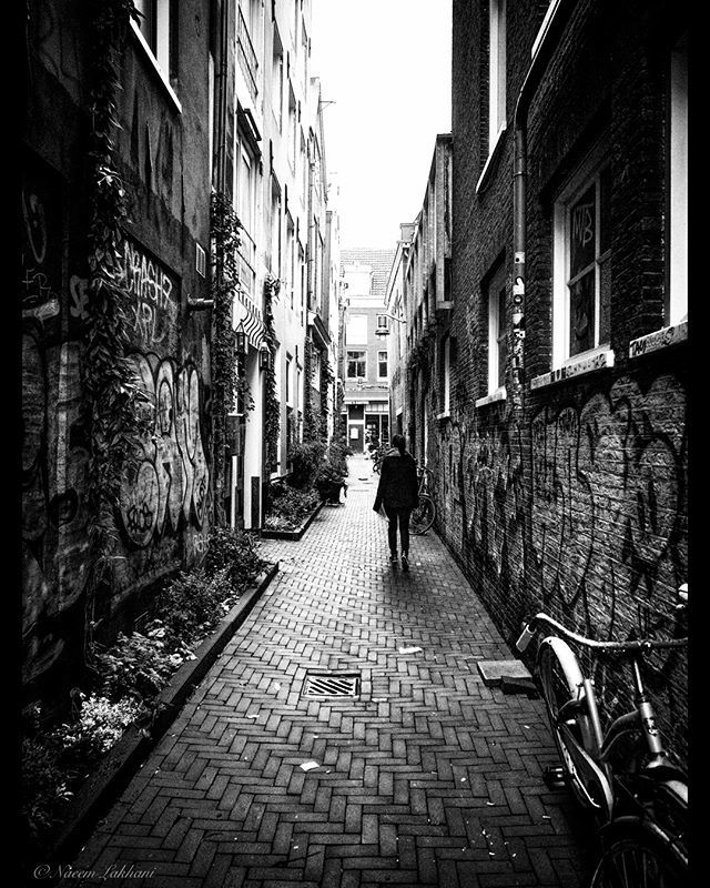 Amsterdam Alley #amsterdam #b&amp;w #black&amp;white #blackandwhite #city #explore #exploremore #graffiti #netherlands #travel #travelgrain #vsco #wander #instagood #look #latergram #visualsofearth <a href="/visualsofearth/">memes</a> #artofvisuals @artofvisuals #travelgram #earthpi… ift.tt/2H4nMpe