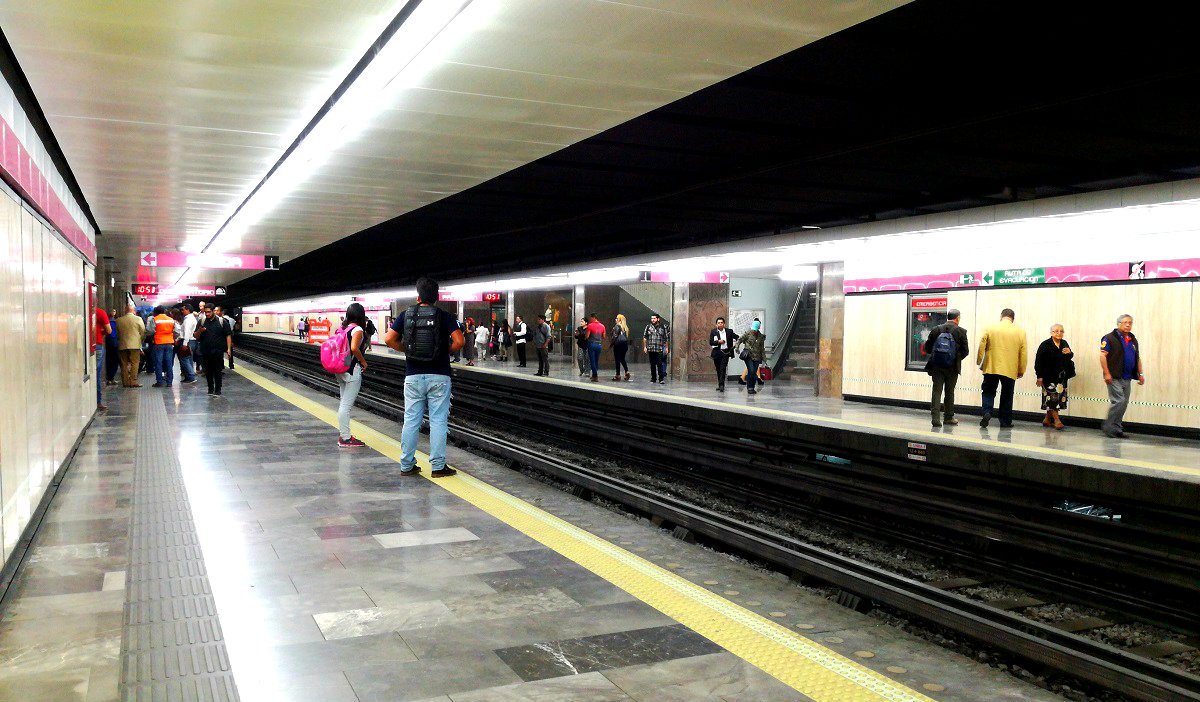 MetroCDMX's tweet photo. Desde hoy, el #WiFiMetroCDMX está disponible para las más 850 mil personas usuarias que diariamente se trasladan en la Línea 1. https://t.co/vLlCDhnS9M