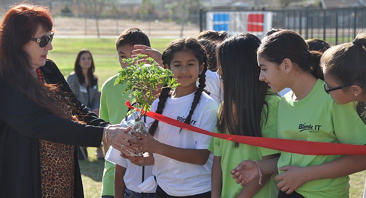 BlinkITSolution's tweet image. Gardening with Kids at Glen Avon Elementary @JurupaUSD: Planting seeds of healthy eating. Blink IT is proud to sponsor and participate in Glen Avon Elementry&apos;s School Garden. We care about our communities and students.