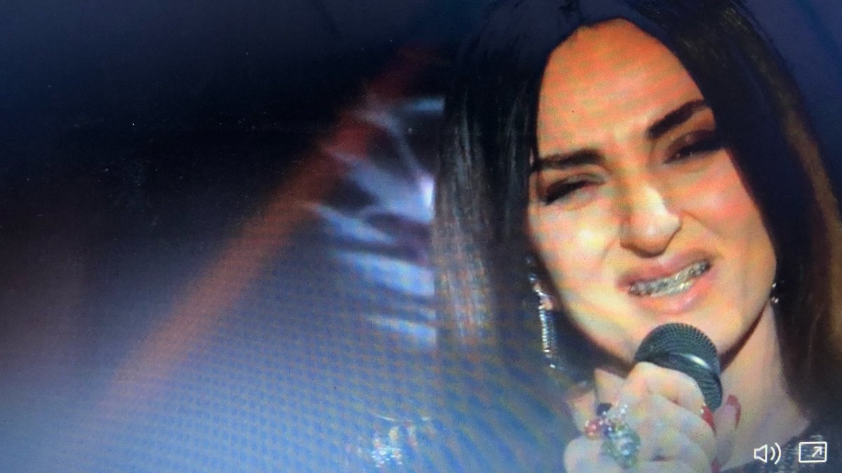 silvioderossi's tweet photo. #Arisa con l'apparecchio e la parrucca. Sembra una puntata di Black Mirror. #Sanremo2018 https://t.co/uexh82n0VV