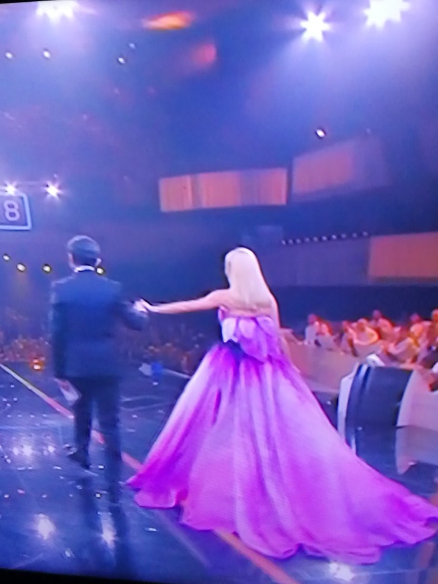 Dedericcia's tweet photo. Un tulipano! #Sanremo2018 https://t.co/69KCpD9xuT