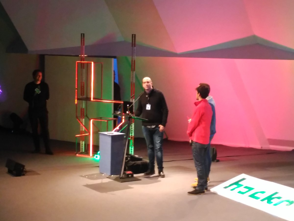 codexlynx's tweet photo. @MoisesLodeiro en #Hackron2018 https://t.co/lS4n50dzyK