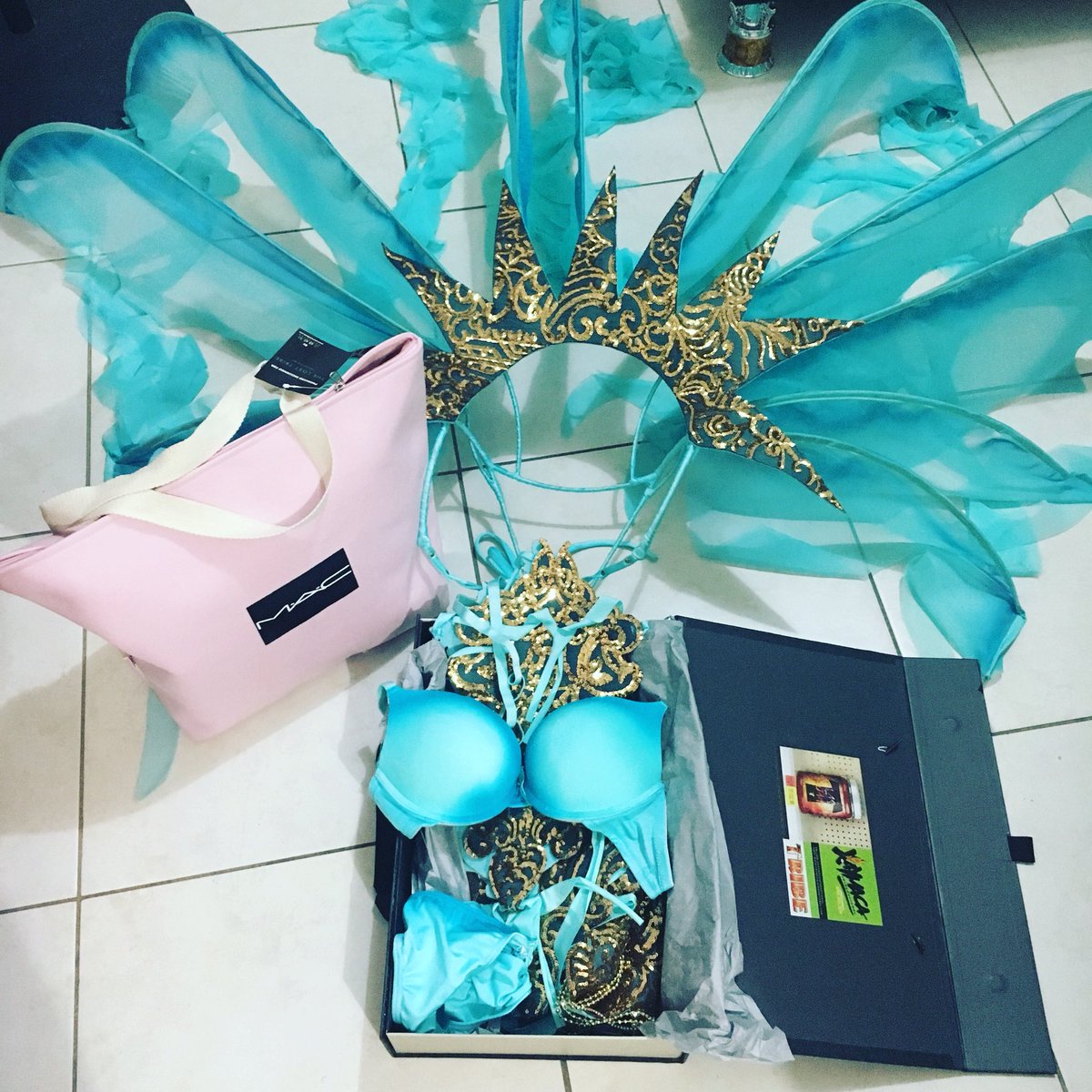 dianalammerts's tweet photo. Costume pick #check✔️
#littlethings #wanderlust #cardib #fetes #carnival2k18 #carnival2018 #thelosttribe #entrepreneurmind #travellife #soca #motivate #virginia #worknomad #workcation #balancedlife #entrepreneurmind #worldtraveler #womeninbusiness #trinidad #caribbean https://t.co/vH5q0evKpy